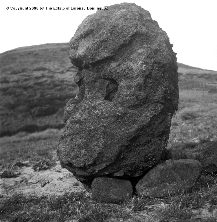 ANA_Cabeza_Calavera_02.jpg - Easter Island. 1960. Anakena. Rests of a head on the descent to the beach. Left profile.